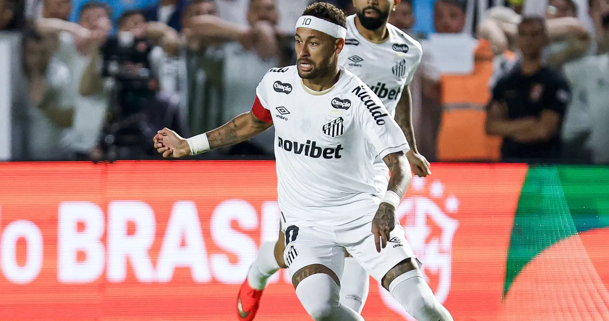 Neymar corriendo con balón durante partido de fútbol