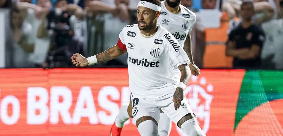Neymar corriendo con balón durante partido de fútbol