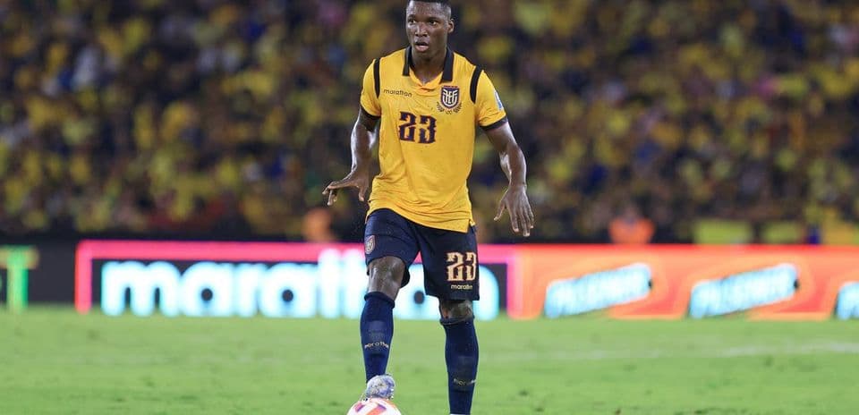 Jugador de Ecuador con balón en partido