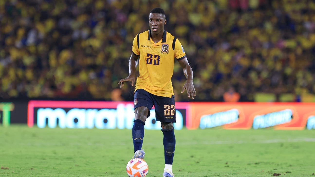 Jugador de Ecuador con balón en partido