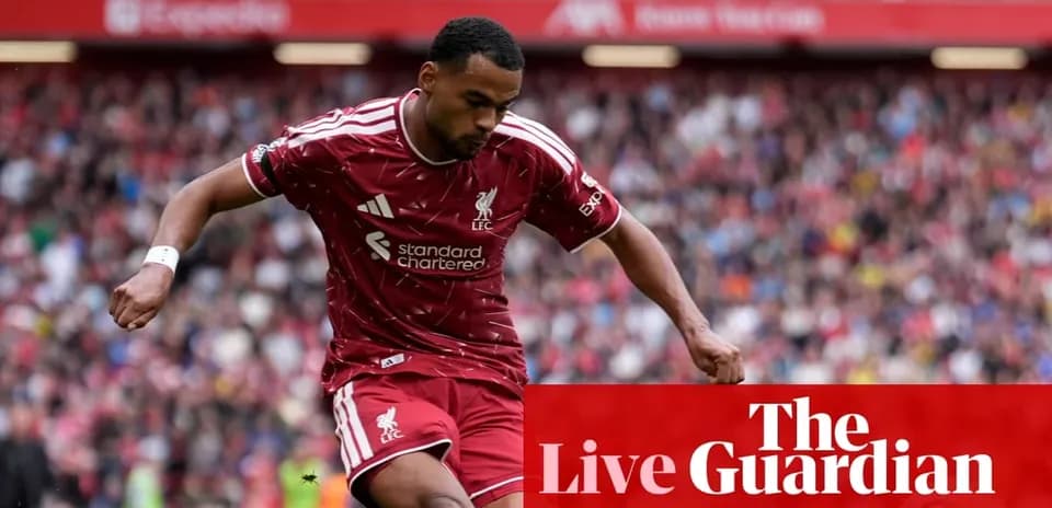 Jugador de Liverpool corriendo en el campo