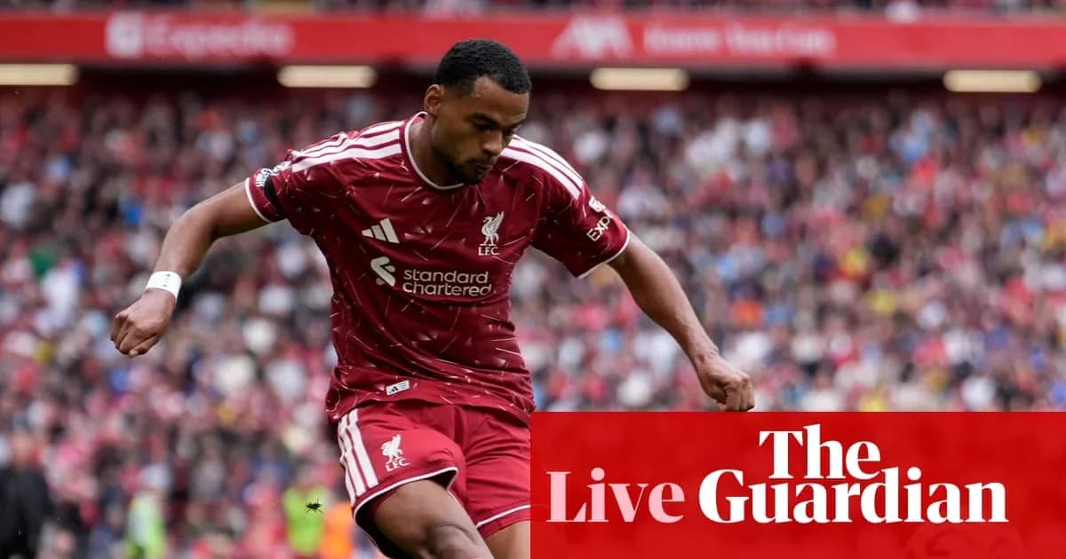 Jugador de Liverpool corriendo en el campo