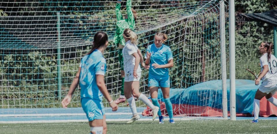 Portera atrapando el balón durante el partido