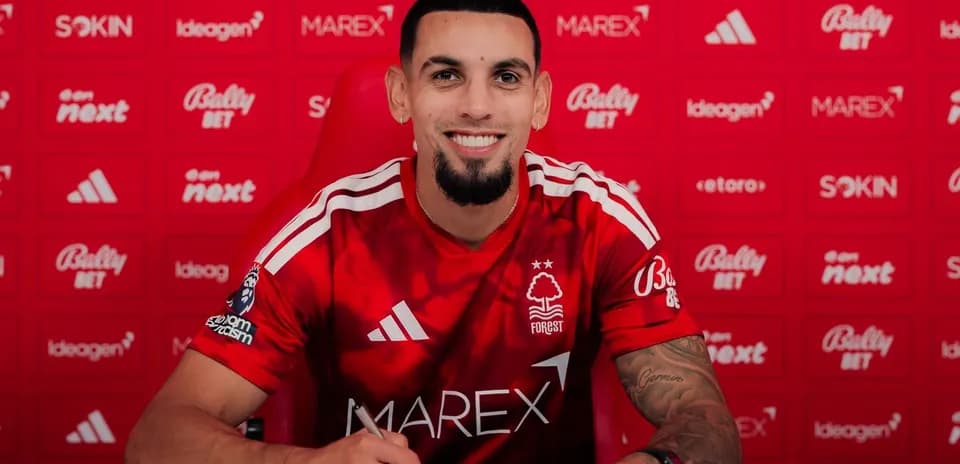 Jugador firmando contrato en presentación oficial