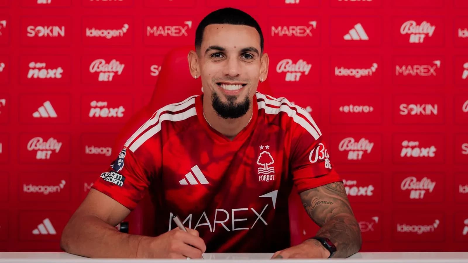 Jugador firmando contrato en presentación oficial
