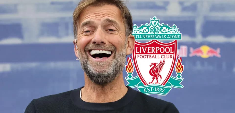 Entrenador sonriente de Liverpool durante conferencia