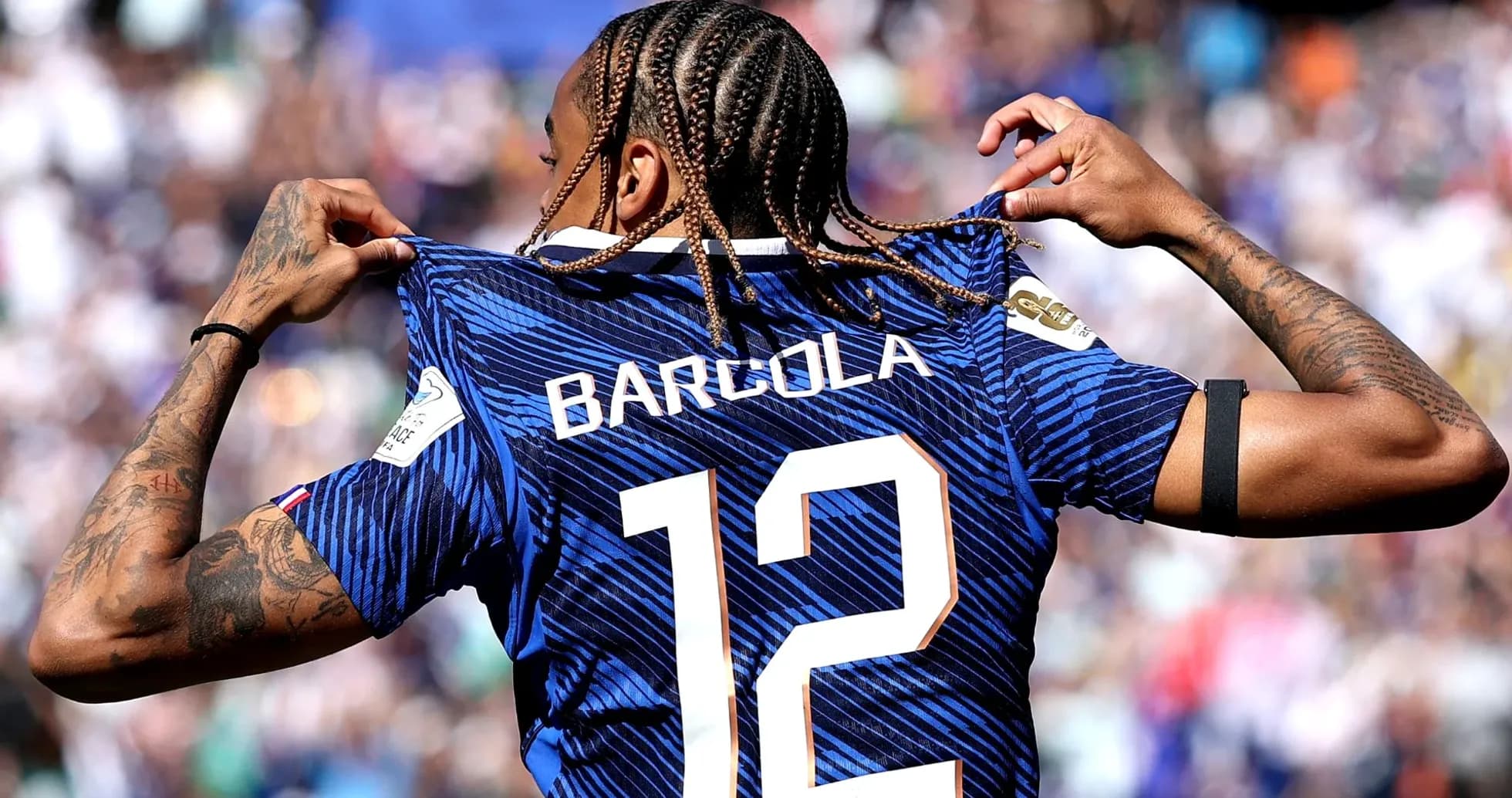 Jugador mostrando su camiseta con el nombre Barcola