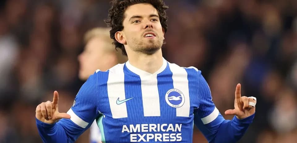 Jugador de Brighton celebrando un gol en el campo