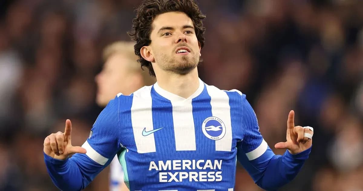 Jugador de Brighton celebrando un gol en el campo