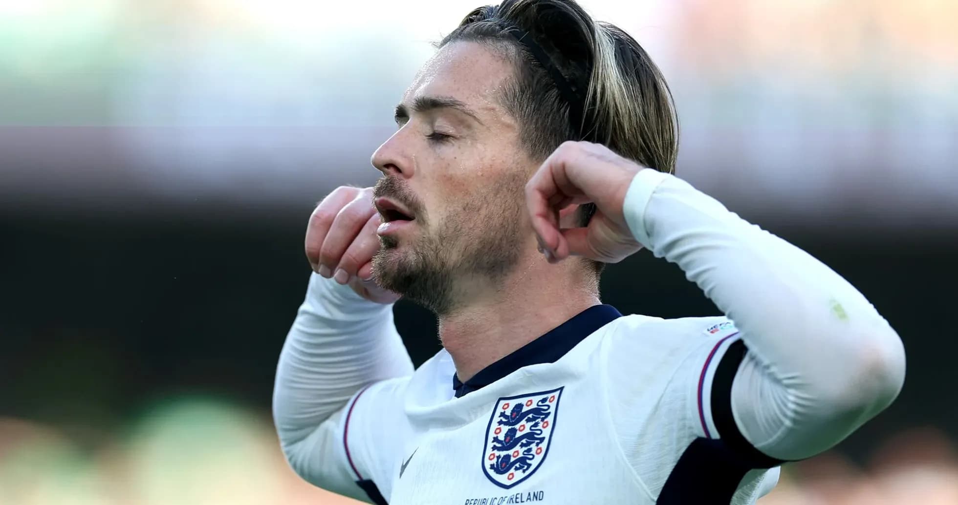 Jugador de Inglaterra con la mano en la cara
