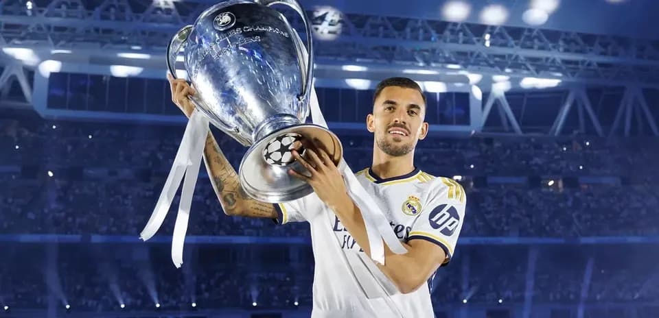 Jugador del Real Madrid levantando la Champions League