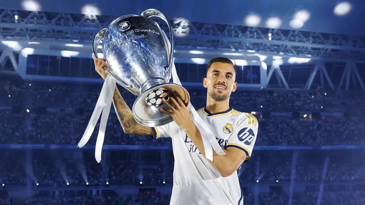 Jugador del Real Madrid levantando la Champions League