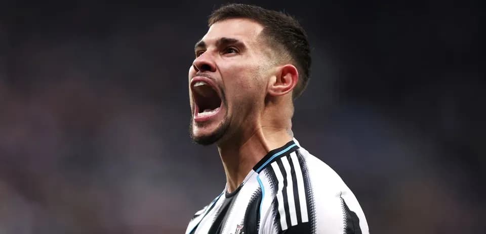 Jugador de Newcastle gritando durante un partido