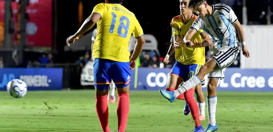Jugador argentino pateando el balón en partido