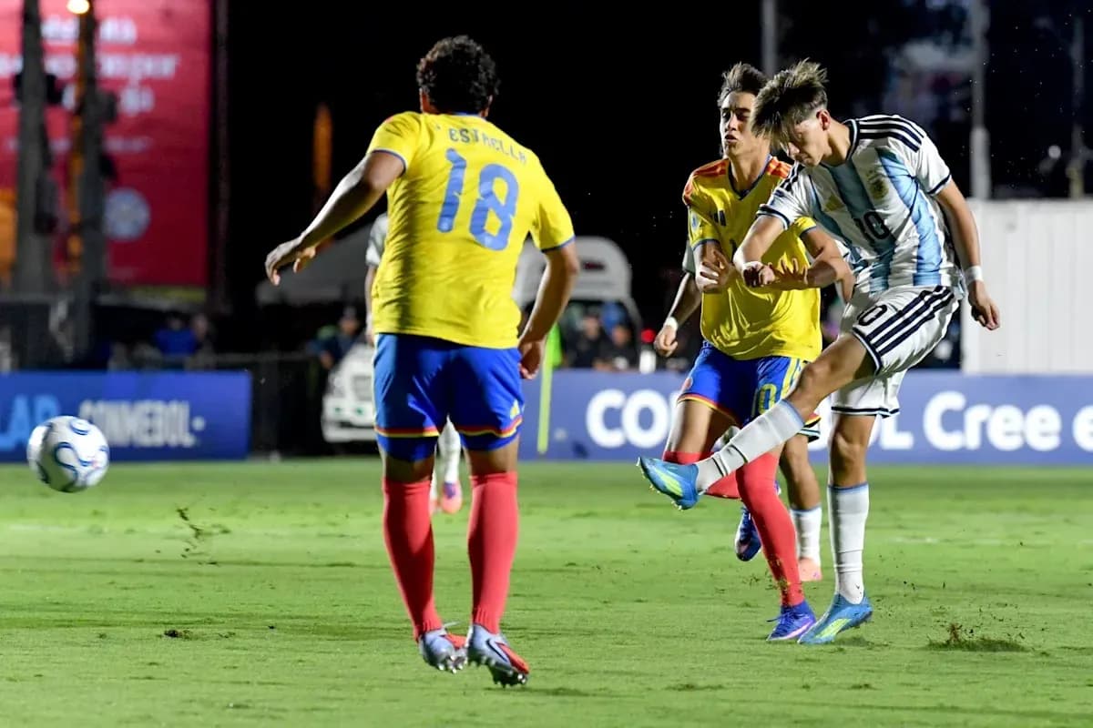 Jugador argentino pateando el balón en partido