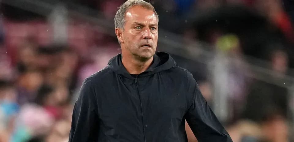 Entrenador observando el partido desde la banda