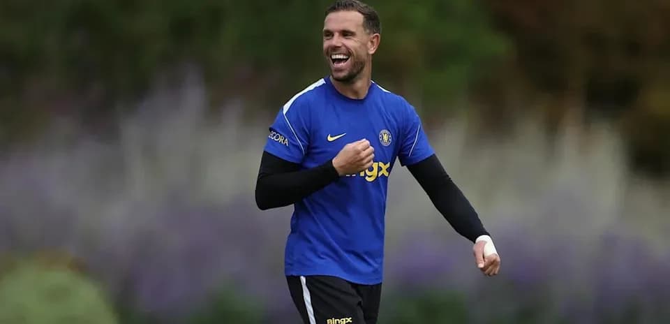 Jugador sonriendo durante entrenamiento en campo