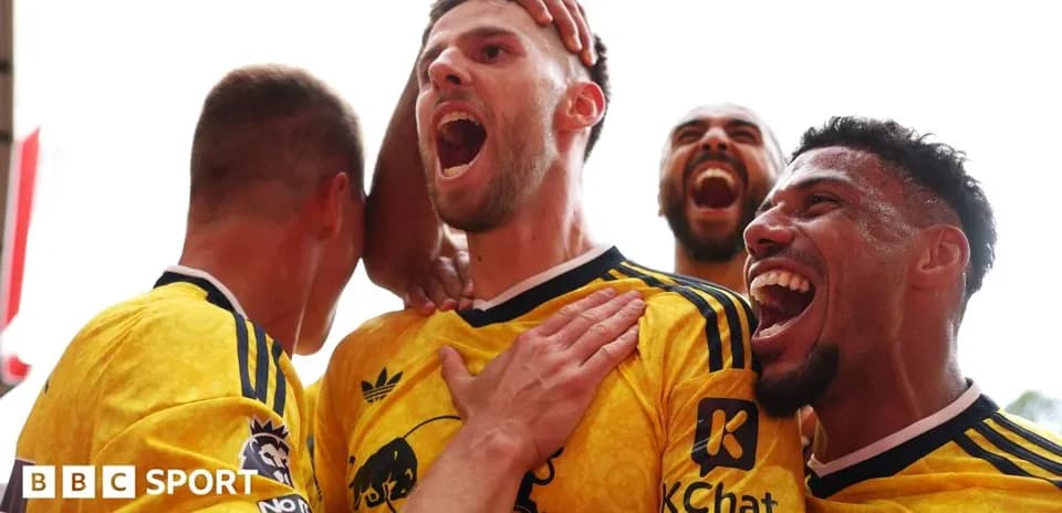 Jugadores celebrando un gol en el campo