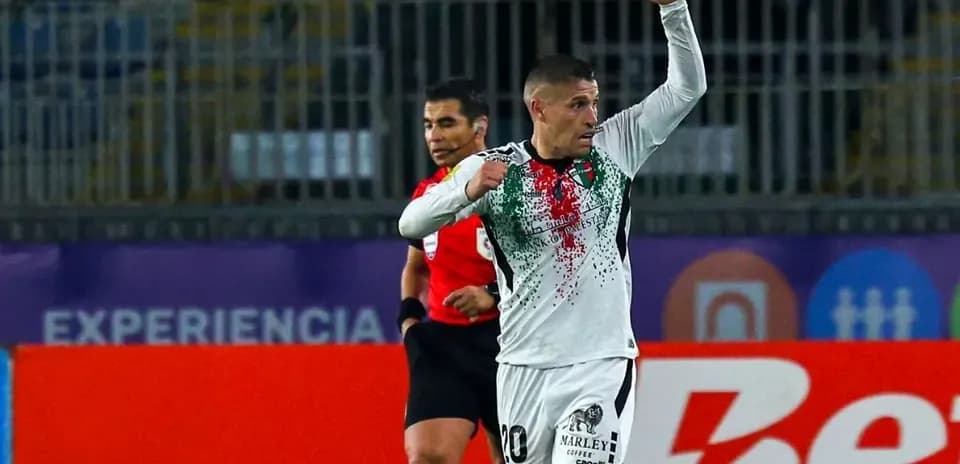 Jugador de Palestino celebrando un gol