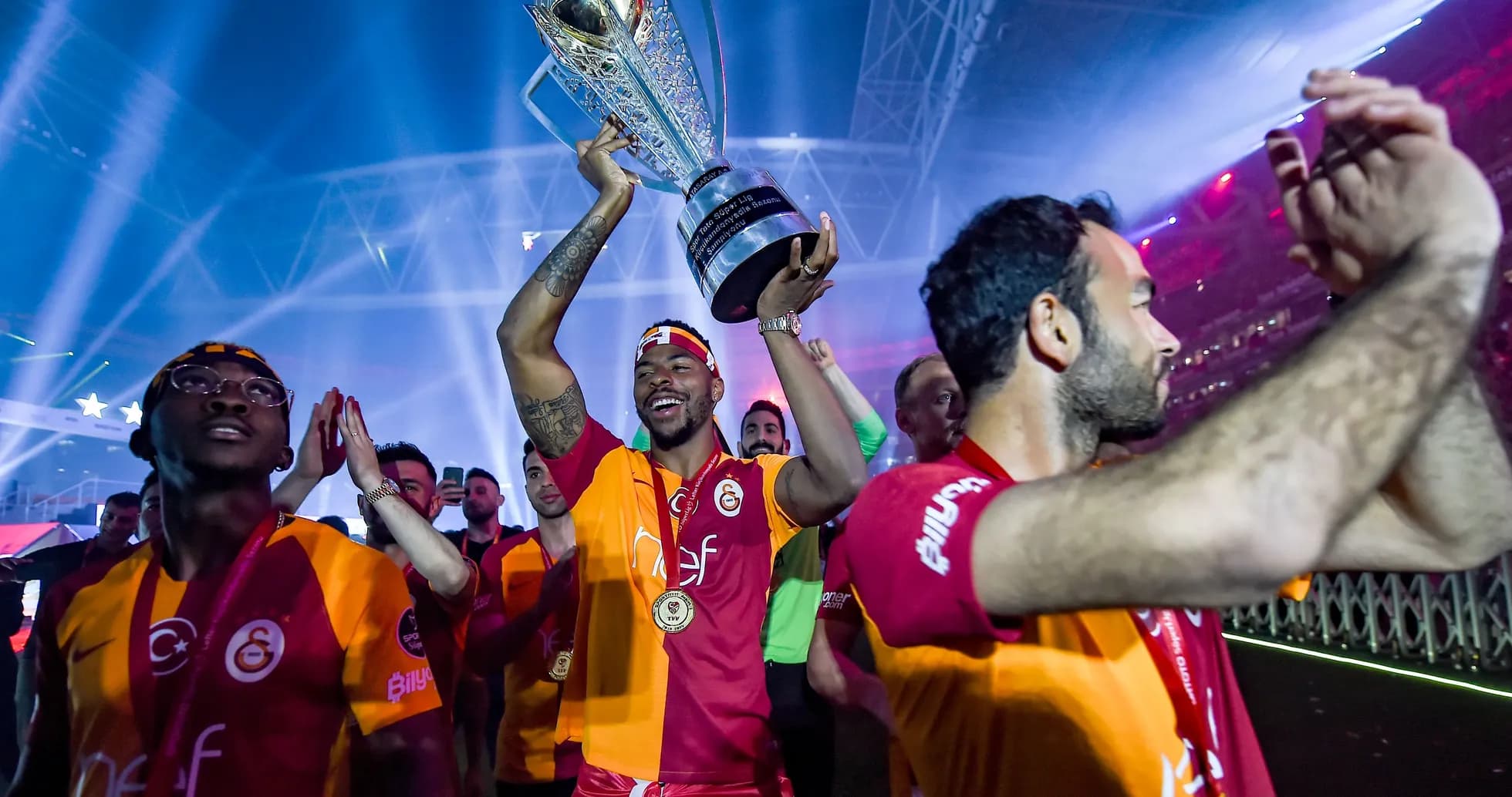 Jugador de Galatasaray levantando trofeo en celebración