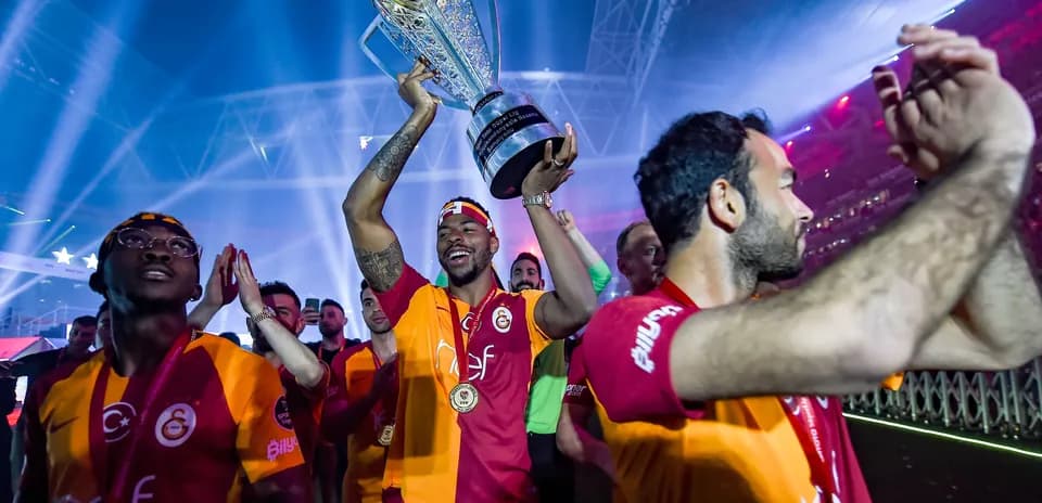 Jugador de Galatasaray levantando trofeo en celebración