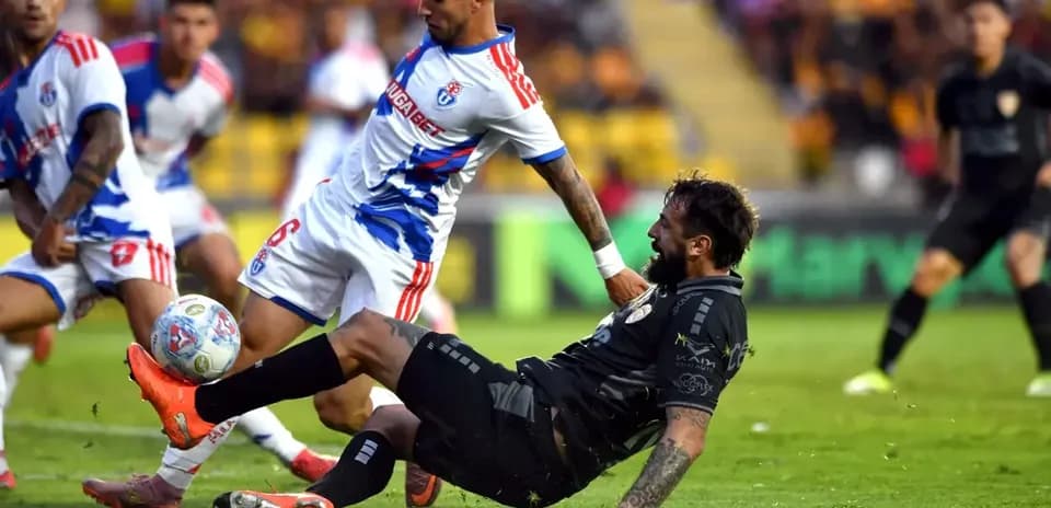 Jugador de Universidad de Chile en acción contra Coquimbo