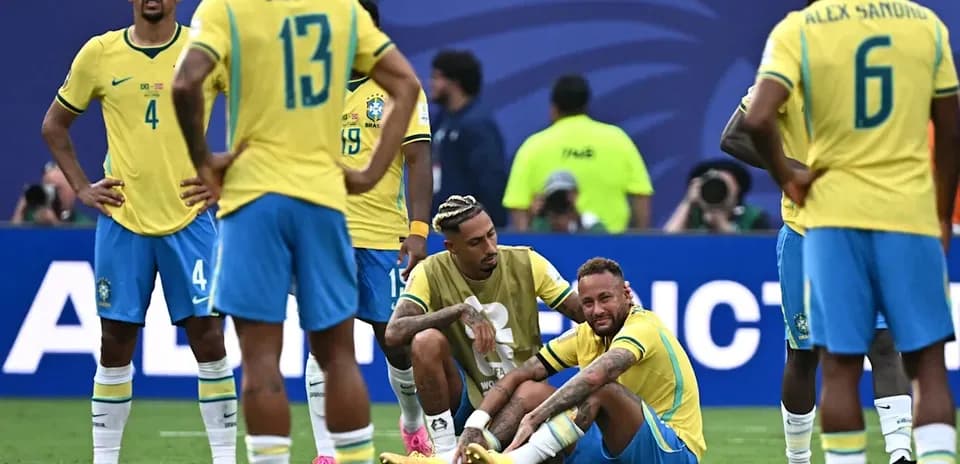 Jugadores de Brasil preocupados por Neymar en el suelo