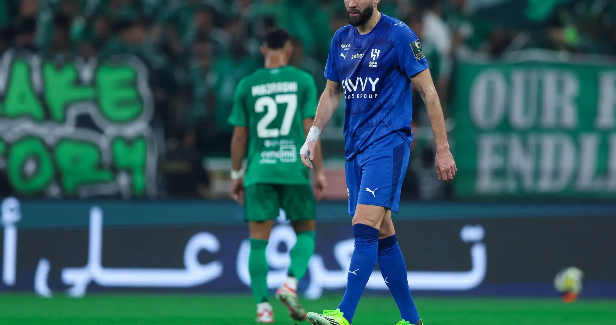 Jugador en uniforme azul caminando por el campo