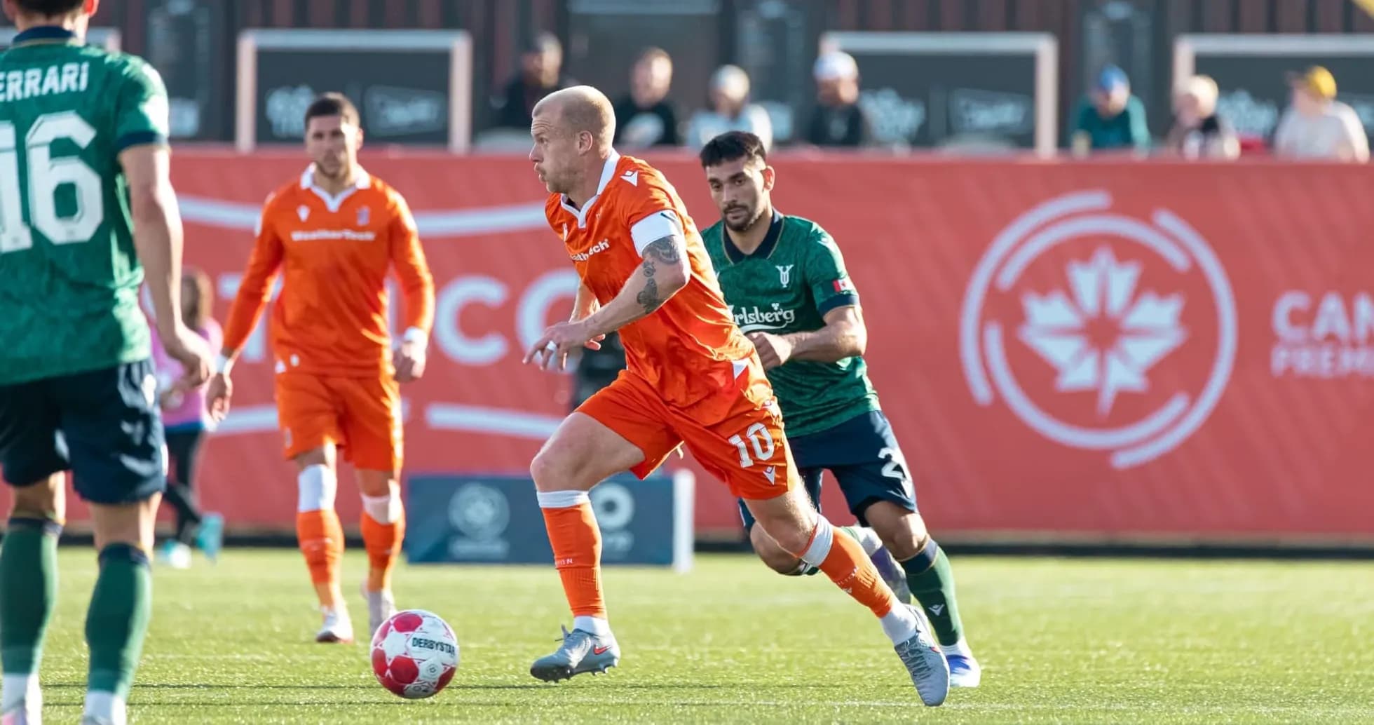 Jugador de York United en acción contra Forge