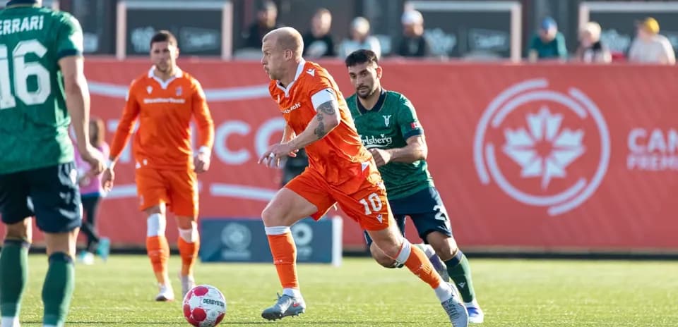 Jugador de York United en acción contra Forge