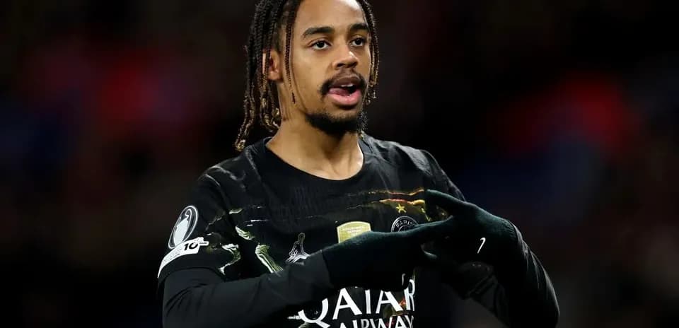 Jugador señalando con las manos durante el partido