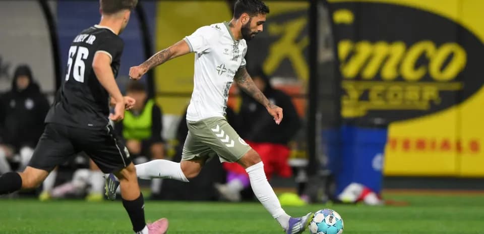 Jugador de NY Cosmos controlando el balón