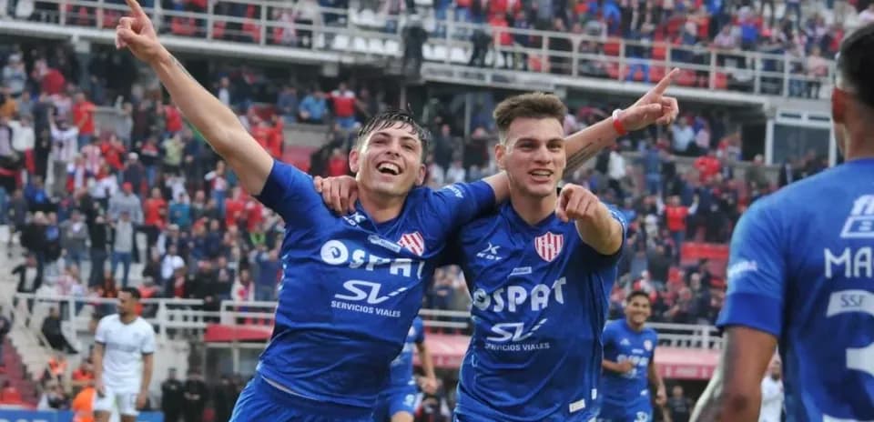 Jugadores de Unión celebrando un gol