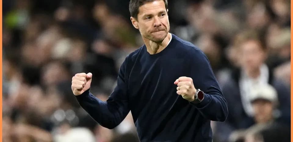 Entrenador celebrando un gol en el partido