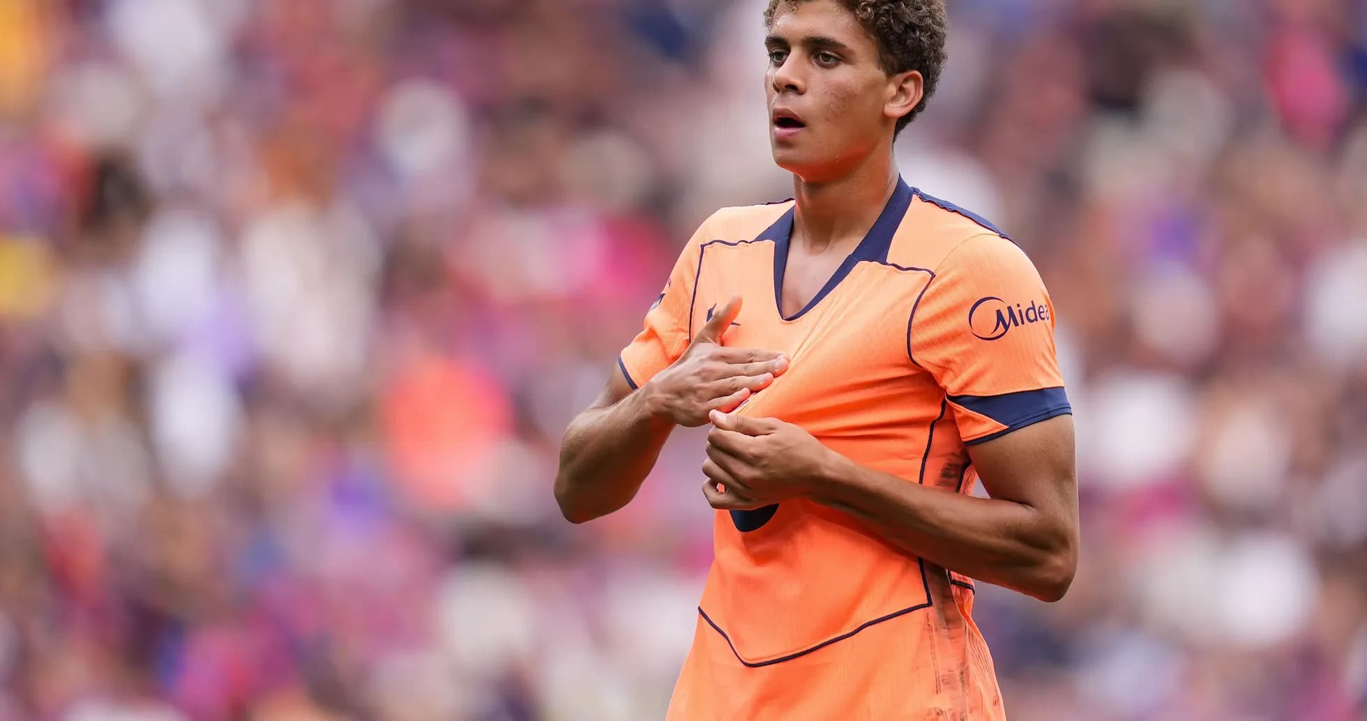 Jugador ajustando su camiseta durante un partido