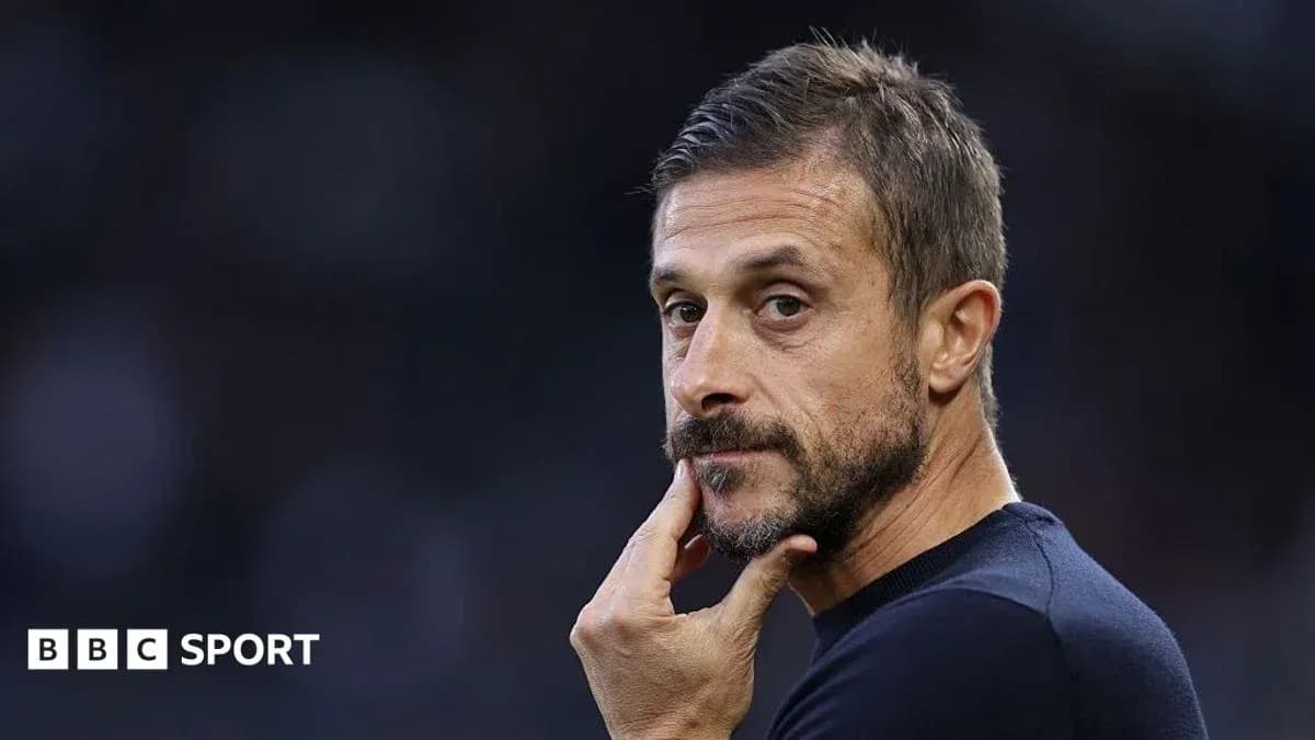 Entrenador pensativo durante un partido