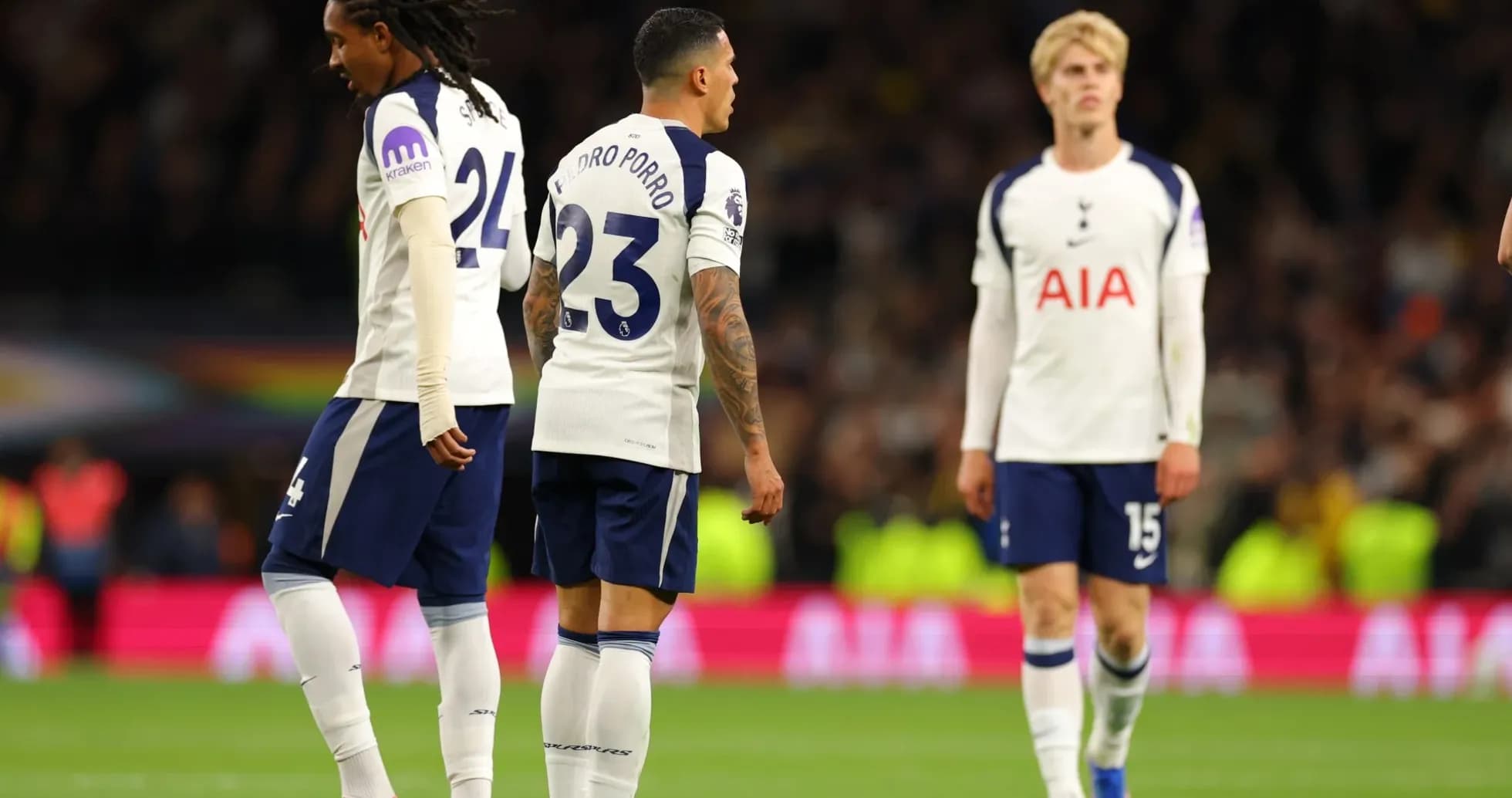 Jugadores de Tottenham caminando durante un partido