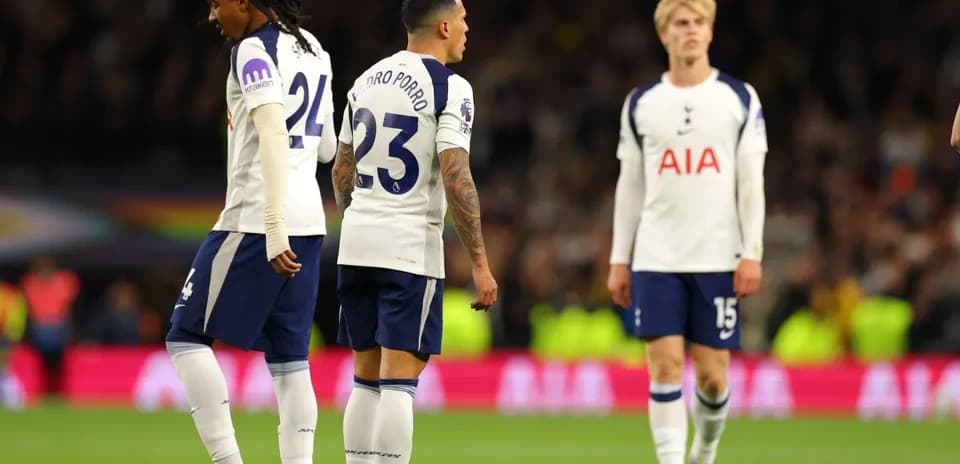 Jugadores de Tottenham caminando durante un partido