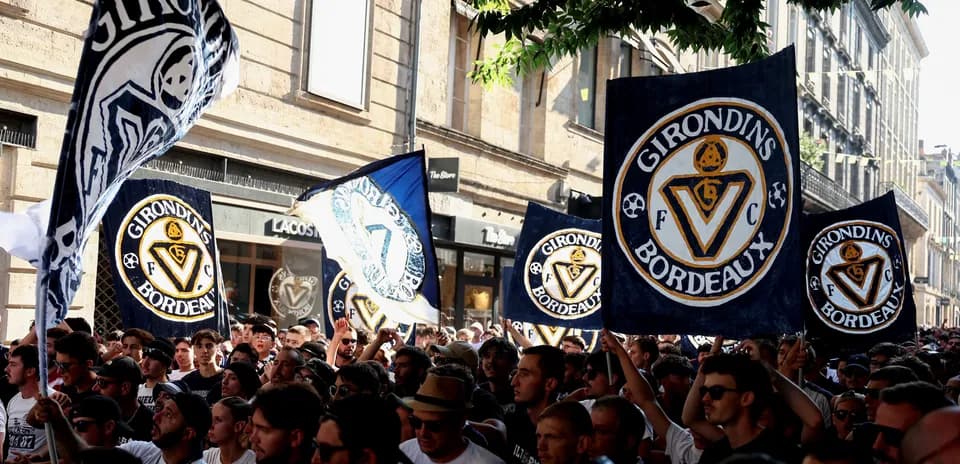 Aficionados con banderas de los Girondins de Bordeaux