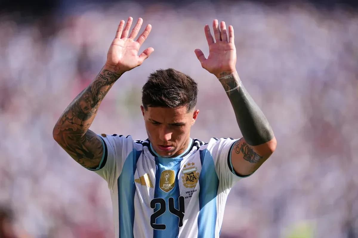 Jugador argentino levantando las manos en señal de respeto