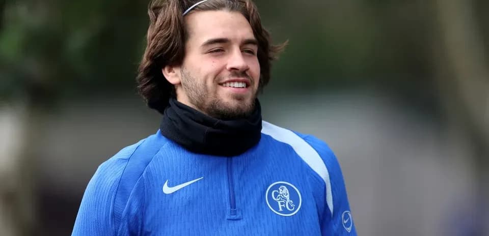 Jugador sonriente en sesión de entrenamiento del Chelsea