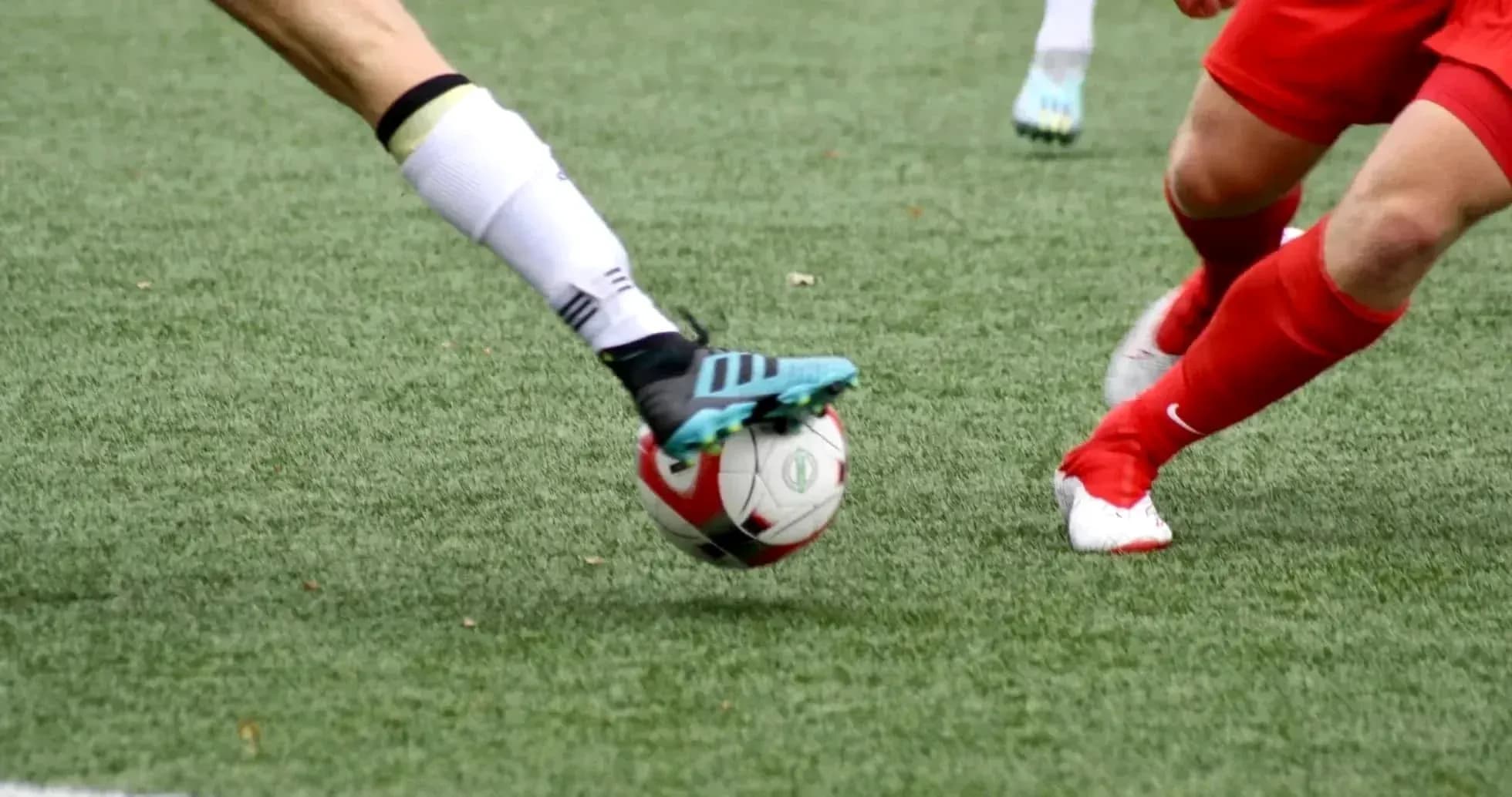 Jugadoras compitiendo por el balón en fútbol
