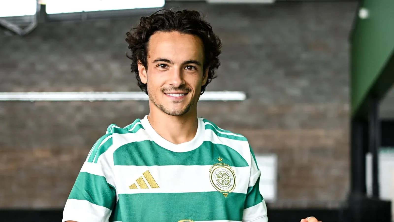 Jugador sonriendo con camiseta del Celtic FC