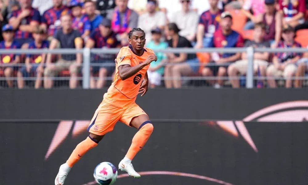Jugador corriendo en campo durante un partido
