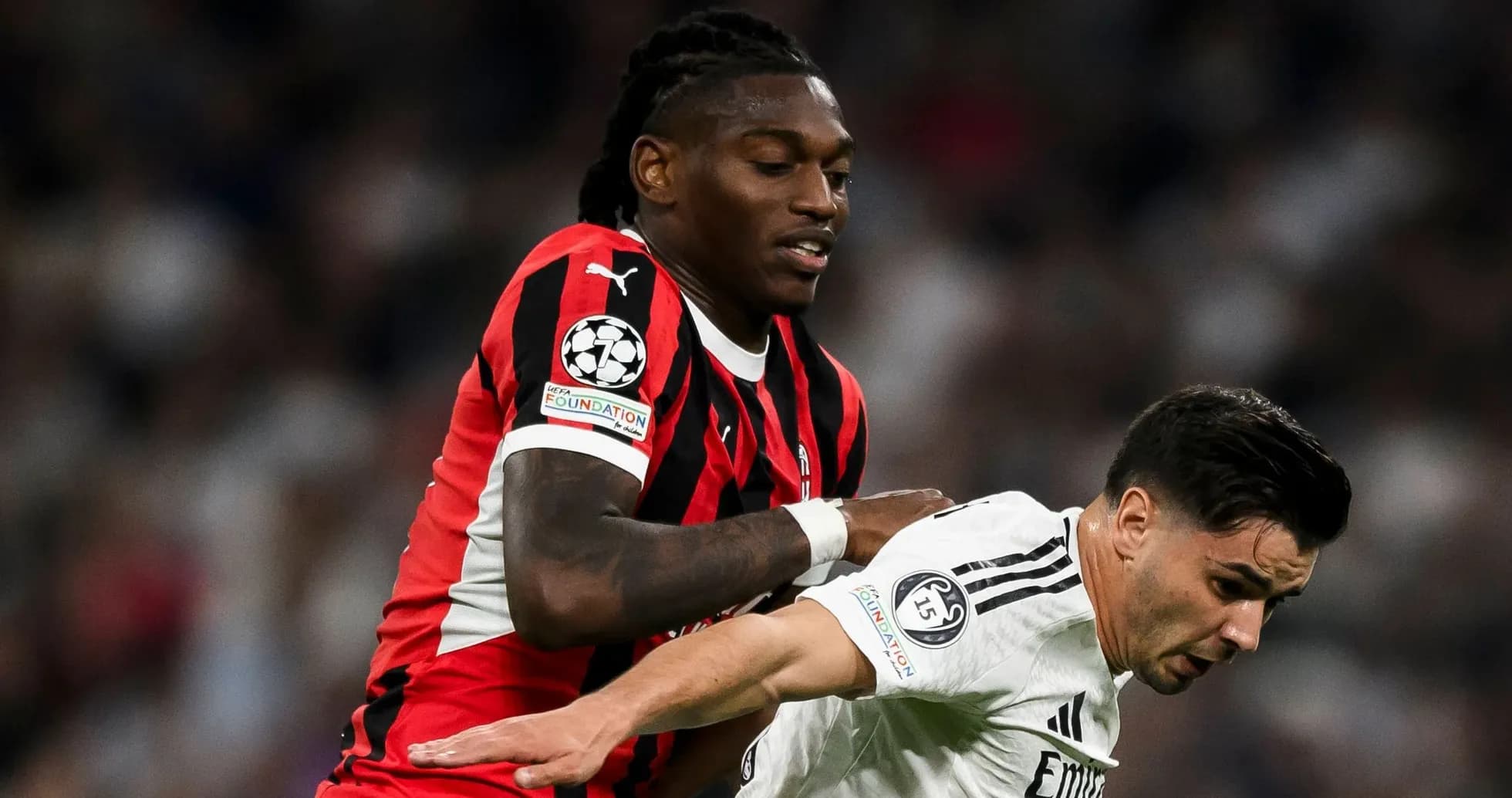 Jugador del Milan persiguiendo a oponente del Real Madrid