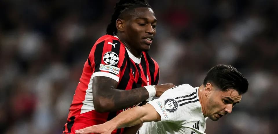 Jugador del Milan persiguiendo a oponente del Real Madrid
