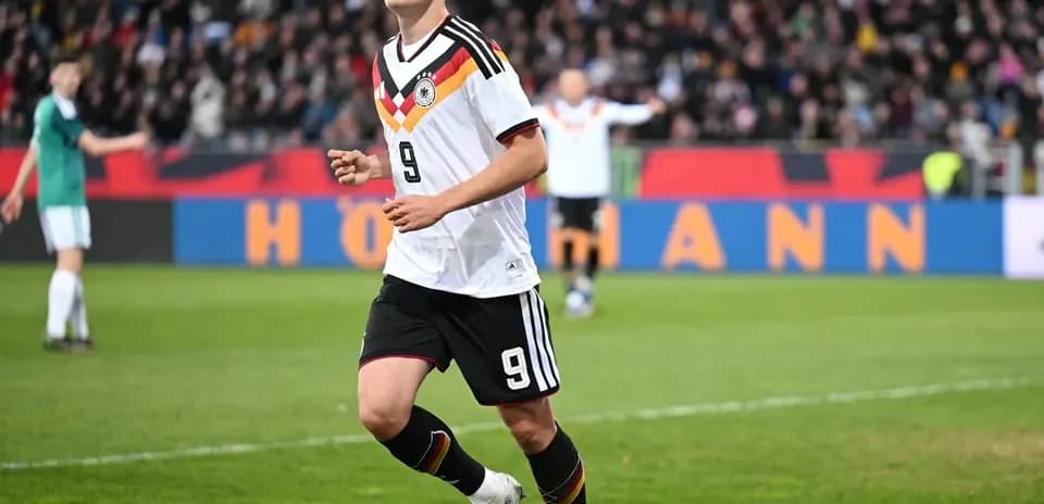 Jugador alemán corriendo en el campo de fútbol