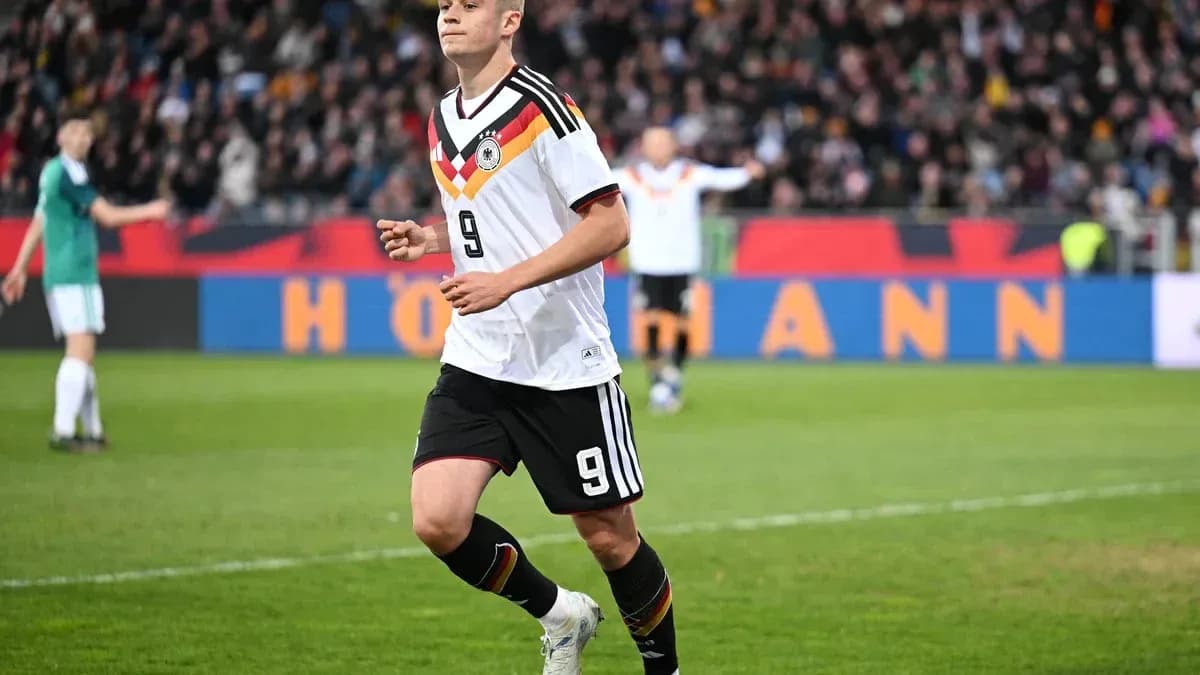 Jugador alemán corriendo en el campo de fútbol