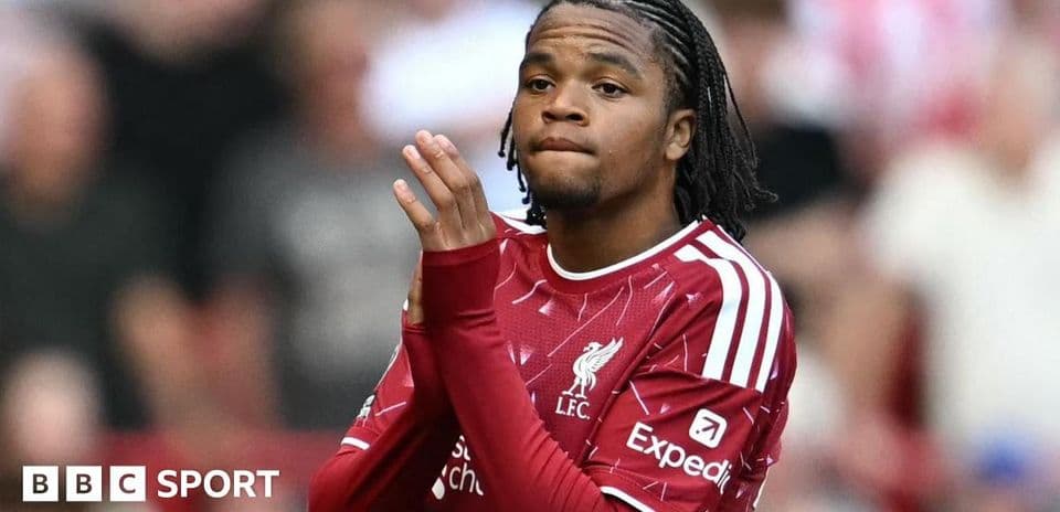 Jugador de Liverpool aplaudiendo en el estadio