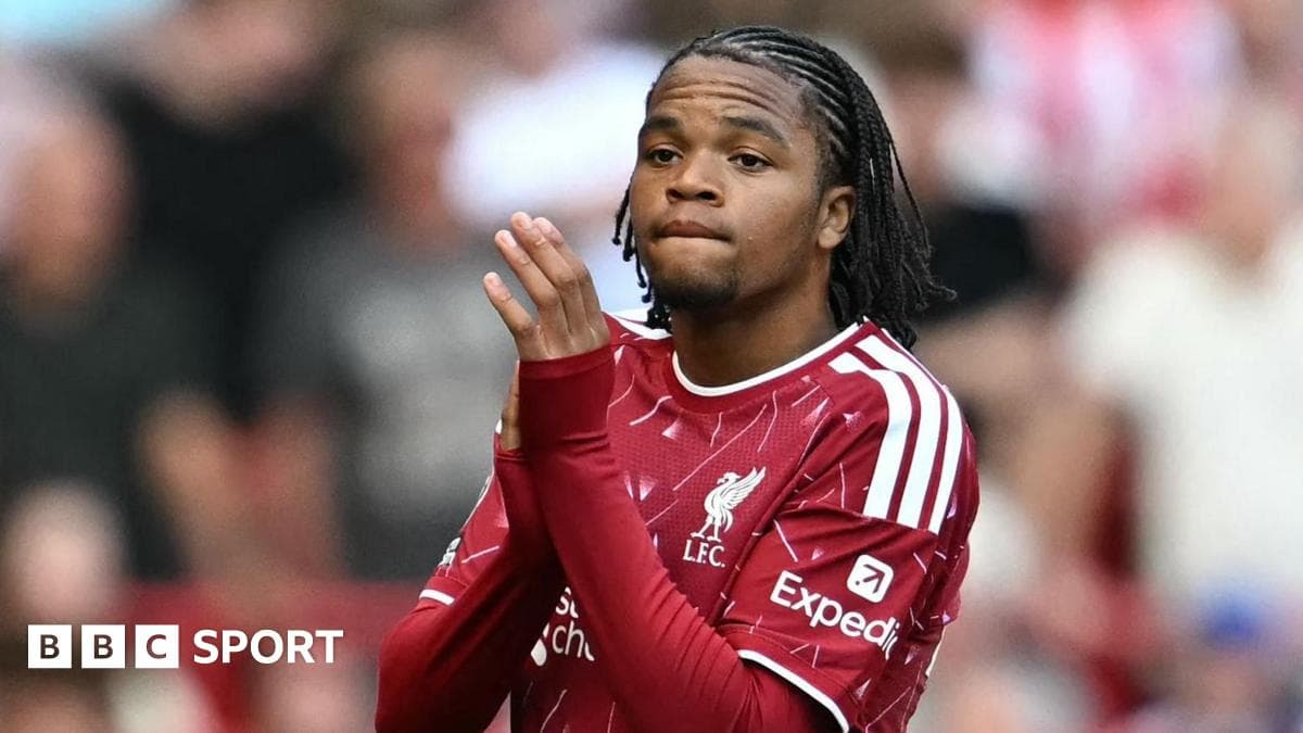 Jugador de Liverpool aplaudiendo en el estadio